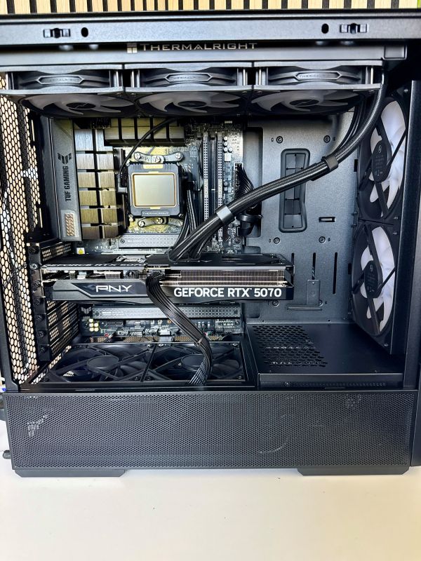 Pixelwerk Gaming PC Seitenansicht