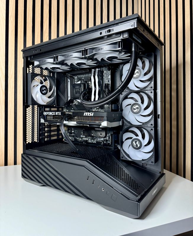 Gaming PC Ansicht durch die Glasscheibe