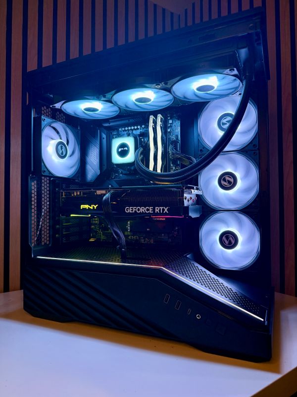 Pixelwerk Premium Gaming PC Seitenansicht