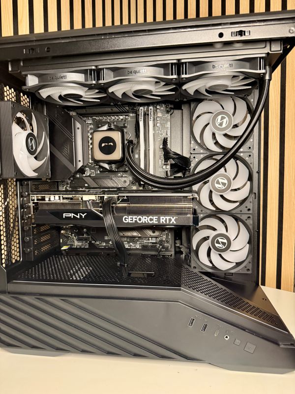 Pixelwerk Premium Gaming PC Seitenansicht