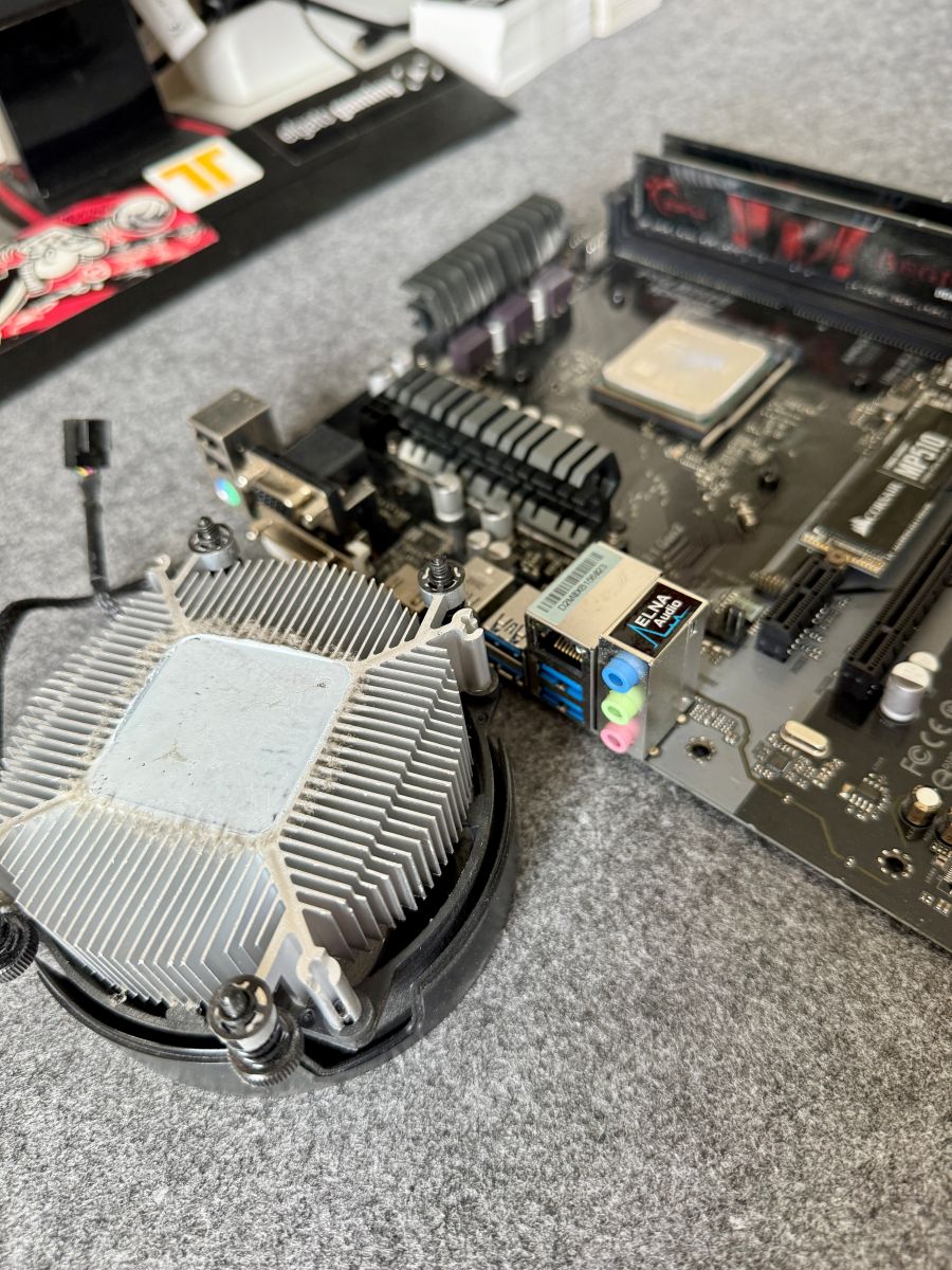 Verstaubter CPU-Lüfter und Mainboard