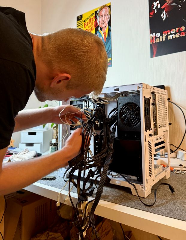 Arbeiten an einem geöffneten PC